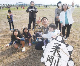 新春凧揚げ大会に参加した家族連れ=10日午前、南ぬ浜町