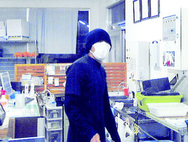 防犯カメラで撮影された容疑者の画像(八重山警察署提供)