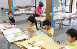 竹富町内での移動図書館がスタートした(23日、竹富町教育委員会提供)