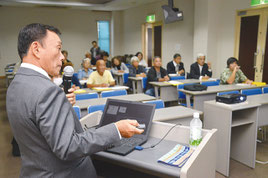 放送大学市民講座で玉津氏が講演した=5日、大濱信泉記念館