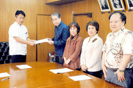 中山市長に要請書を手渡す八重山の医療を守る郡民の会の宮平会長と上善会の崎濱理事長(右端)ら=13日午後、市役所