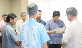翁長知事に旧空港跡地全域での不発弾磁気探査を要請する中山市長ら=30日午後、沖縄市町村自治会館