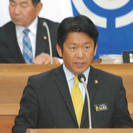 施政方針演説する中山市長=2月29日午前、市議会
