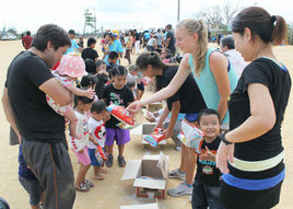 各班から子どもたちにお菓子が配られた=2日、辺野古運動場