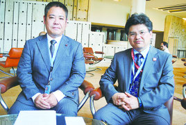 国連の先住民族勧告撤回を訴える沖縄対策本部の仲村代表(右)と、演説した宜保市議=20日、スイス・ジュネーブの国連欧州本部