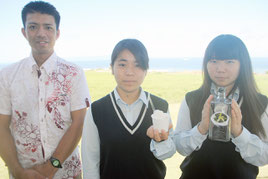 バニラの商品化に成功した八重農アグリリサーチ部。中央の宮城さんが持っているのがジェラート=4日午前、ミルミル本舗