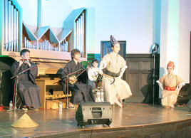 八重山の伝統舞踊などが披露された「綾唄」公演=14日午後、東京都新宿区(撮影、岸本一太郎)