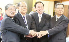 赤嶺氏、照屋氏、玉城氏、仲里氏(左から)が出馬会見を行った=23日、那覇市内ホテル