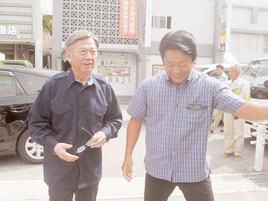市役所を訪れた翁長知事を門まで出迎えた中山市長=1日午後