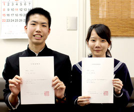 琉球大学医学部医学科の推薦入試に合格した高橋信之介くん(左)と長谷部郁さん(右)=12日午後、八重山高校
