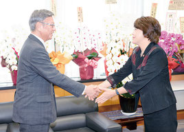 沖縄県の翁長雄志知事(左)と握手する島尻沖縄北方相=20日午後、内閣府(代表撮影)(共同)