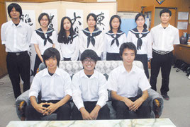 県生徒科学賞作品展で入賞した八重高の生徒=31日午後、同校