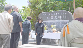 尖閣列島戦時遭難者遺族会の慰霊祭が行われた=3日、慰霊碑前