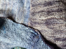 détail d'un poncho fait en laine merinos, chameau, alpaga, et soie feutrées sur de la gaze de soie de marguilan. Tons bleu-gris