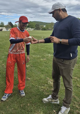 Shivendra Bhosale receives the ball from WCC President Prafull Shikare
