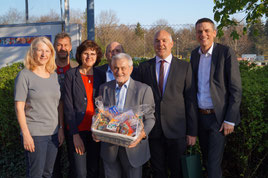 v.l.n.r. Ingrid Sedlbauer, Peter Denk, Renate und Rainer Rösch, Franz Vieregg, Jürgen Schleich und Oberbürgermeisterkandidat Dr. Peter Gampenrieder