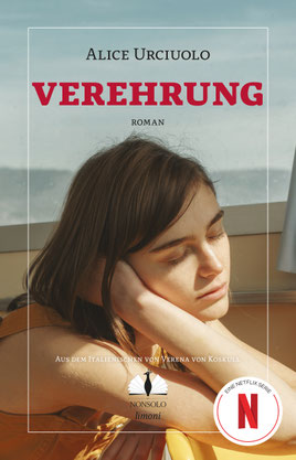Auf dem Cover von "Verehrung" ist eine junge Frau mit offenen Haaren, sie sitzt in der Sonne, hat den Kopf in die hand gestützt und die Augen geschlossen.