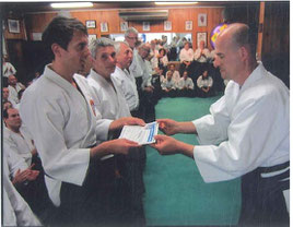 Remise du Certificat d'Aptitude par le "Waka-Sensei" (Shi-Han de l'AEJT et fils du Soke)