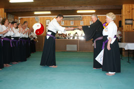 Remise du Certificat d'Aptitude par le "Waka-Sensei" (Shi-Han de l'AEJT et fils du Soke)