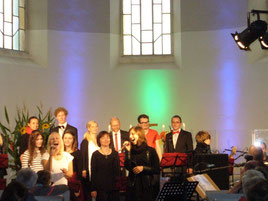 Der Gospelchor und Band in Aktion