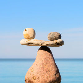 Foto von Steinskulptur am Meer
