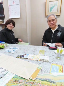 「東急東横線100周年フォーラム」打ち合わせ時に、『朝日新聞』の取材に応じた平井誠二理事長、登壇する林宏美さん（大倉精神文化研究所、2025年3月）