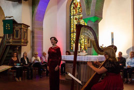 Sopranistin Bettina Weber und Harfenistin Linda Reinschmidt beim Konzert in der Kreuzkirche
