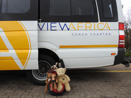Kasimir, Cäsar, Fredi und Kerl vor ihrem Tourenbus in Südafrika