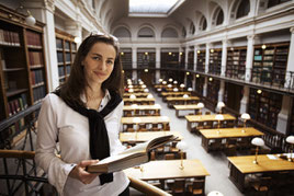mädchen mit buch in bibliothek