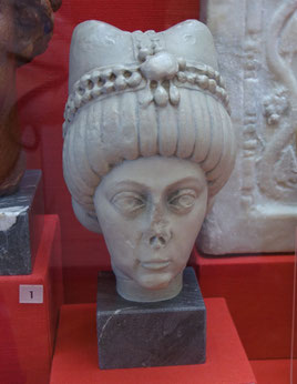 Copy of marble bust of Theodora, Milan, c. 530/40. RGZM. Photo: Epochs of Fashion. Damaged marble bust of Theodora's head, showing her padded and pearl encrusted headdress