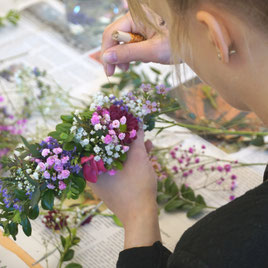Blumenkranz binden mit frischen Blüten als Workshopthema: Junggesellinenabschied Flowercrown binden.