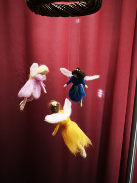 Zartes Elfenmobile mit drei kleinen Elfen. Babymobile als Geschenk zur Geburt oder Babyparty, perfekt für Kinderzimmer, Wiege oder Wickelkommode.