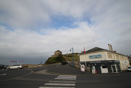 This is were the taking of the casino of Ouistreham was filmed in "The Longest Day": the tourist office is in the place of the ruined house from where the French commandos attacked.