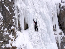 Cascade de glace! Un apprentissage initiaque Icefall climbing! A real apprenticeship...