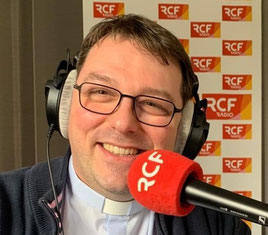 Julien Dupont au micro de RCF pour nous parler du Jubilé des Jeunes © Matthieu Riolland