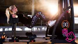 Frau trainiert mit der Booty Builder Maschine im Fitnessstudio – effektives Gesäßmuskeltraining für Frauen zur Po-Straffung und Formung
