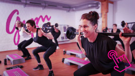 Frauen trainieren gemeinsam mit Langhanteln im BodyPump-Kurs bei Gym4Ladys – effektives Gruppenfitnessprogramm für Frauen