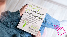 Frau hält das Buch „Endlich Abnehmen trotz Wechseljahre“ von Natascha Blumensaat auf dem Schoß – praxisnahes 10-Schritte-Programm gegen Bauchfett und für nachhaltiges Wohlfühlgewicht