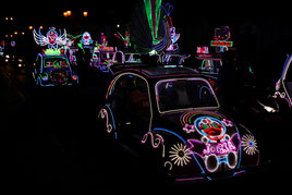 Leuchtautos im Stadtpark von Jogja