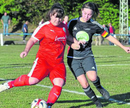 Ist jetzt Kapitänin: Luisa Winter (rechts, hier gegen Frankfurts Lisa Vetter), die mit der Viktoria in Bornheim spielt. Foto: Pressebilder Hahn