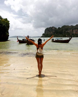 Laura: Das war in Thailand, nach etwa 2 Monaten reisen. Ich habe mich zu dieser Zeit zum ersten Mal richtig frei gefĂŒhlt und war mega ausgeglichen. Ich hatte mir zuvor eine Woche lang einen Beachbungalow gemietet und habe Partys und Menschen gemieden, einfach um mal richtig Zeit mit mir selbst zu verbringen.