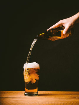 Bier Glas gießen