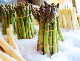 grüner und weißer Spargel im  Bund auf Eis gelagert
