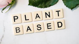 Buchstaben PLANT BASED grüne Blätter