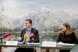 Tisch Kaineder Zeller Mikrofone Alpenpanorama