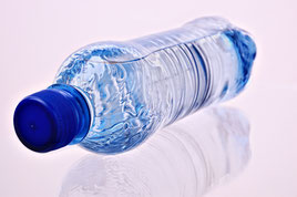 blaue Plastikflasche