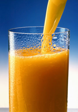 ein Glas Orangensaft, blauer Hintergrund