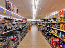 Supermarktregale im Discounter