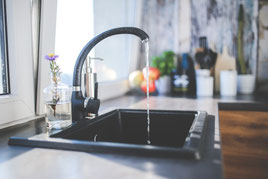 schwarzeSpüle und Wasserhahn, Küche, Fenster im Hintergrund