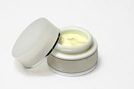 ein Tigel mit leicht gelblicher Creme